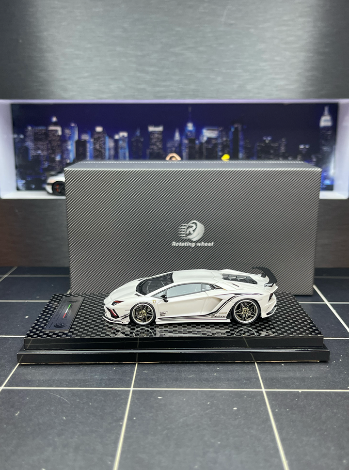 [Preorder] Rotating Wheel 1:64 Rowen Lamborghini Aventador S (4 Colours)