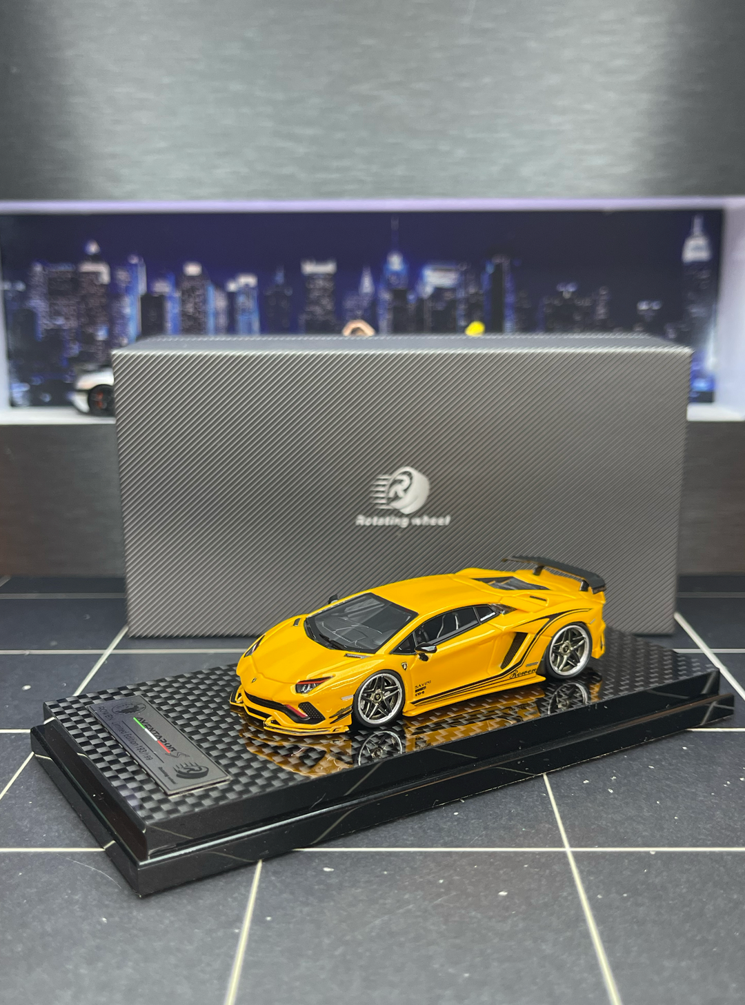 [Preorder] Rotating Wheel 1:64 Rowen Lamborghini Aventador S (4 Colours)