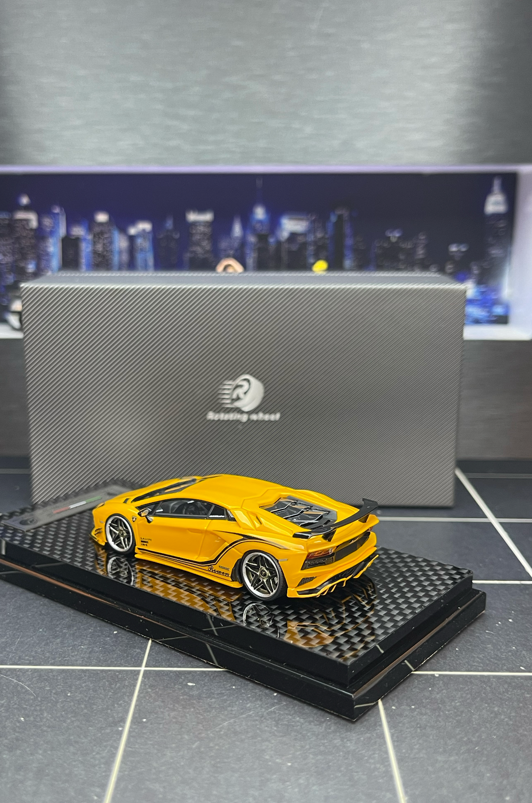 [Preorder] Rotating Wheel 1:64 Rowen Lamborghini Aventador S (4 Colours)
