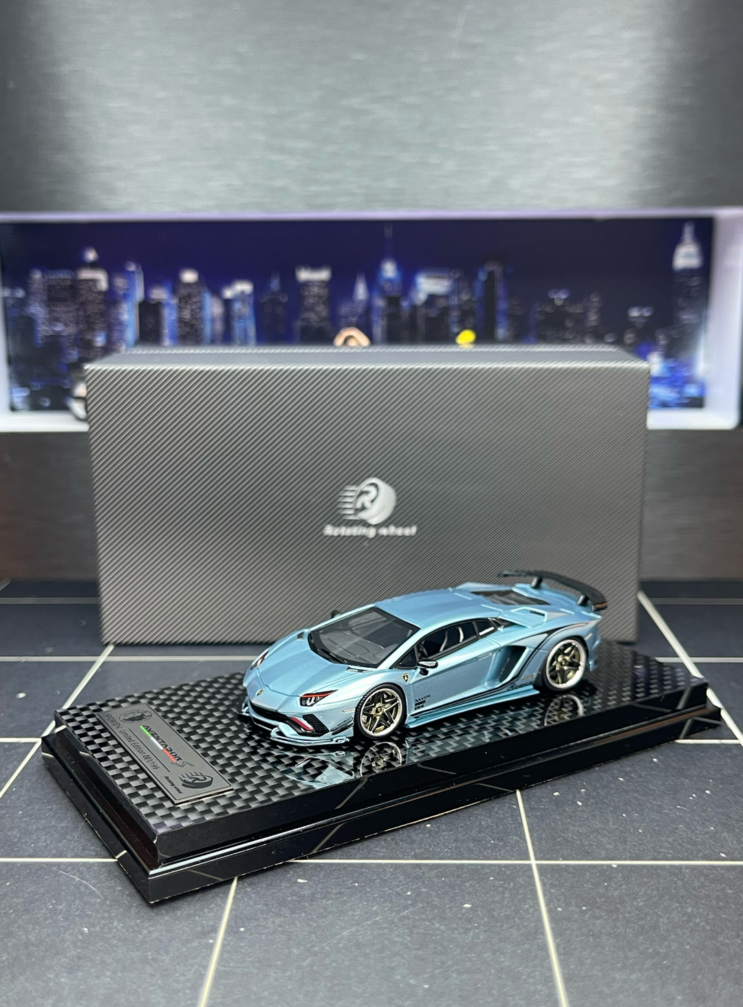 [Preorder] Rotating Wheel 1:64 Rowen Lamborghini Aventador S (4 Colours)