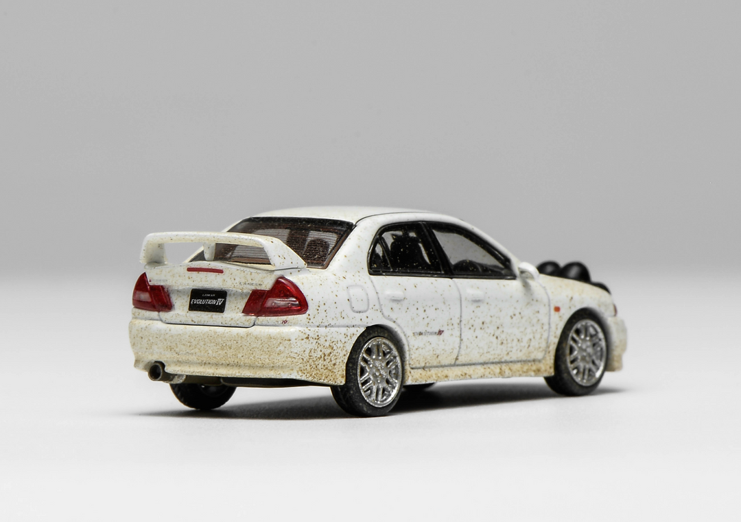 [Preorder] MOTORHELIX 1:64 Mitsubishi Lancer Evolution lV Muddy Version with Rally Light M64015