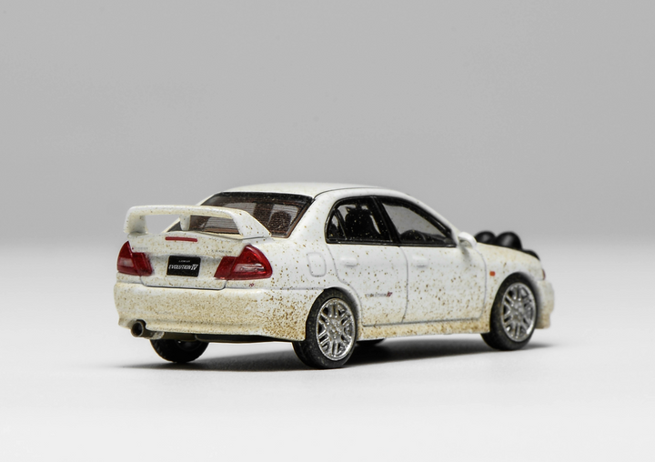[Preorder] MOTORHELIX 1:64 Mitsubishi Lancer Evolution lV Muddy Version with Rally Light M64015