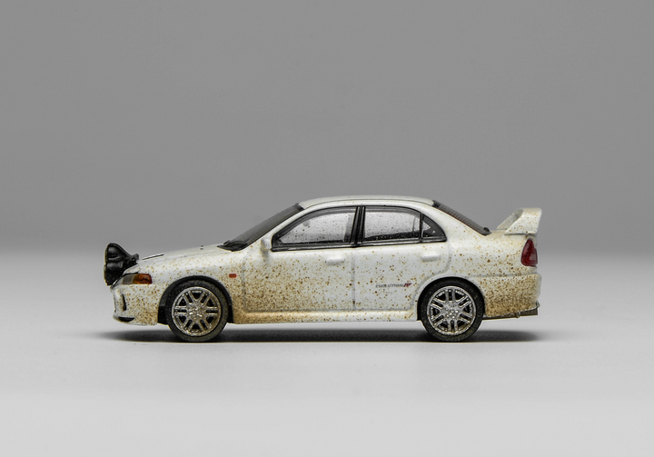 [Preorder] MOTORHELIX 1:64 Mitsubishi Lancer Evolution lV Muddy Version with Rally Light M64015