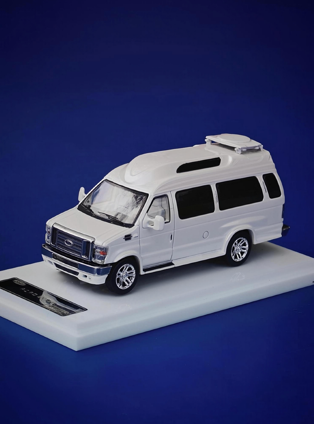 [Preorder] MK Miniatures 1:64 Ford E350 Motorhome Metallic White