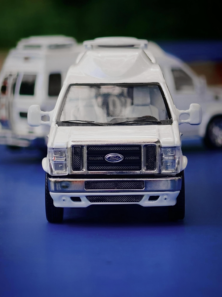 [Preorder] MK Miniatures 1:64 Ford E350 Motorhome Metallic White