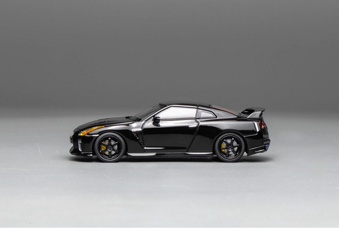 [Preorder] MOTORHELIX 1:64 NISSAN GT-R (R35) Meteor Pearl Black/Carbon Top M63517