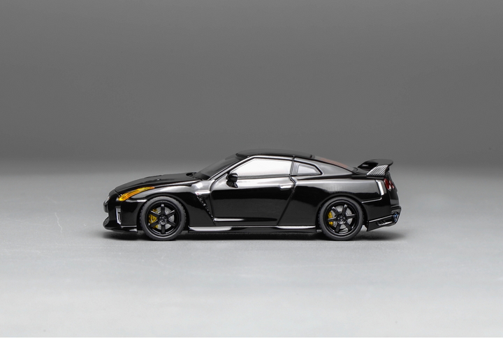 [Preorder] MOTORHELIX 1:64 NISSAN GT-R (R35) Meteor Pearl Black/Carbon Top M63517