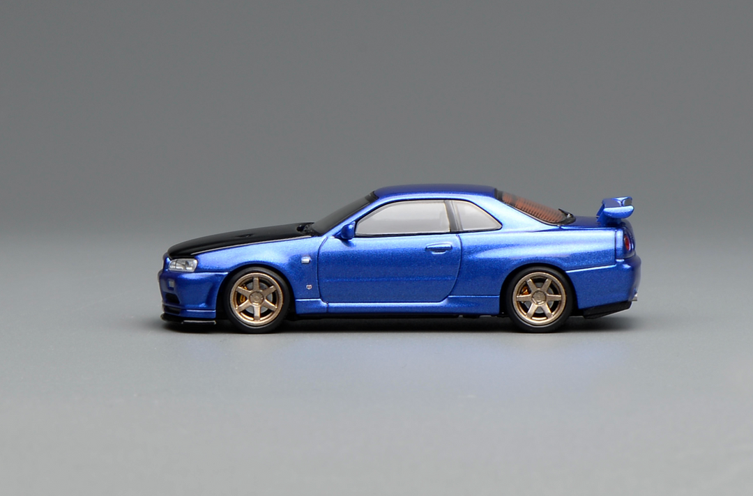 [Preorder] MOTORHELIX 1:64 NISSAN SKYLINE GT-R (R34) V-SPEC II CUSTOMIZED BAYSIDE BLUE W/ CARBON FIBER BONNET M63450