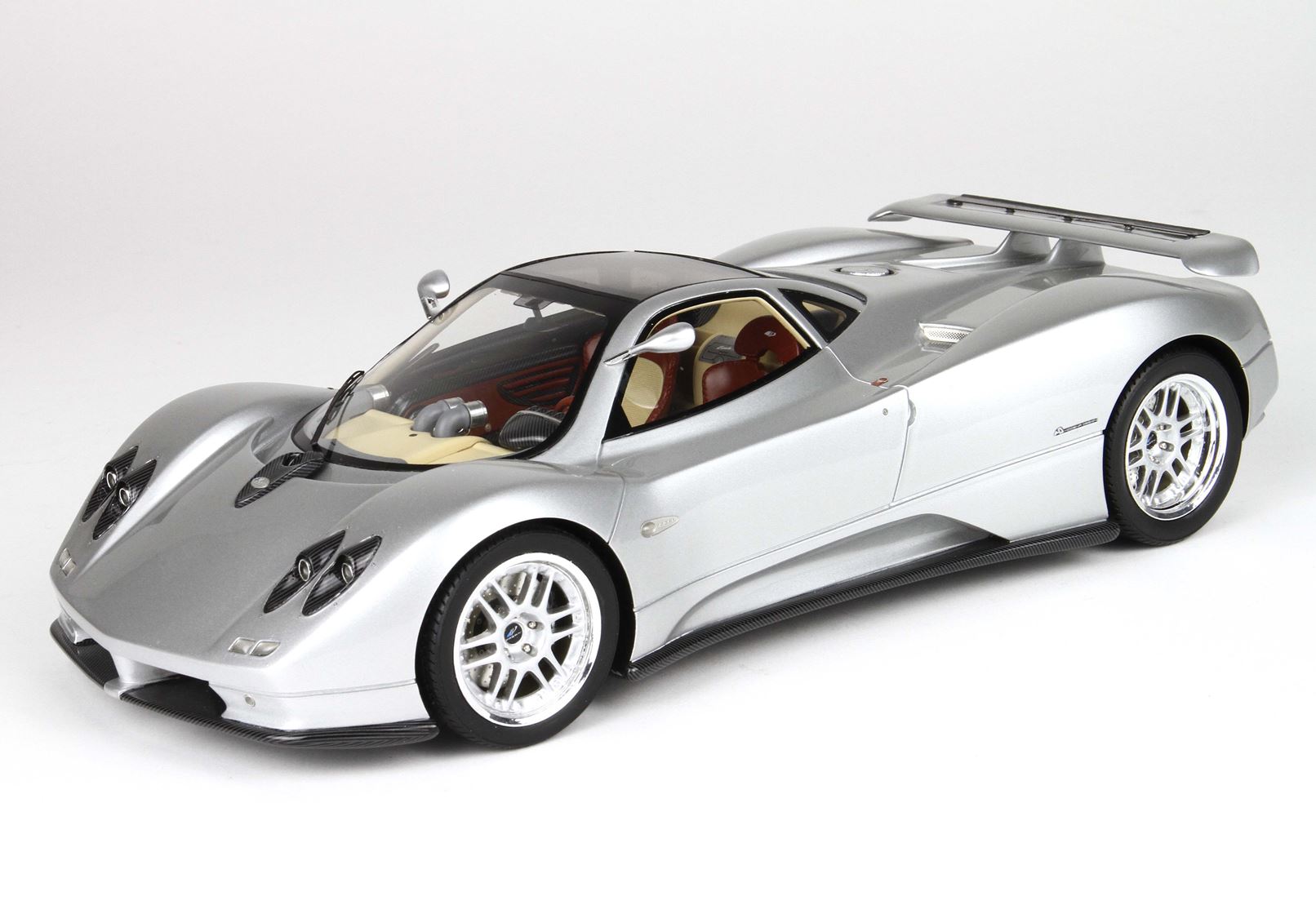 Pagani Zonda 1/18 スケールモデル Amazon.com: Pagani Zonda 5 Cinque White and Black 1/18