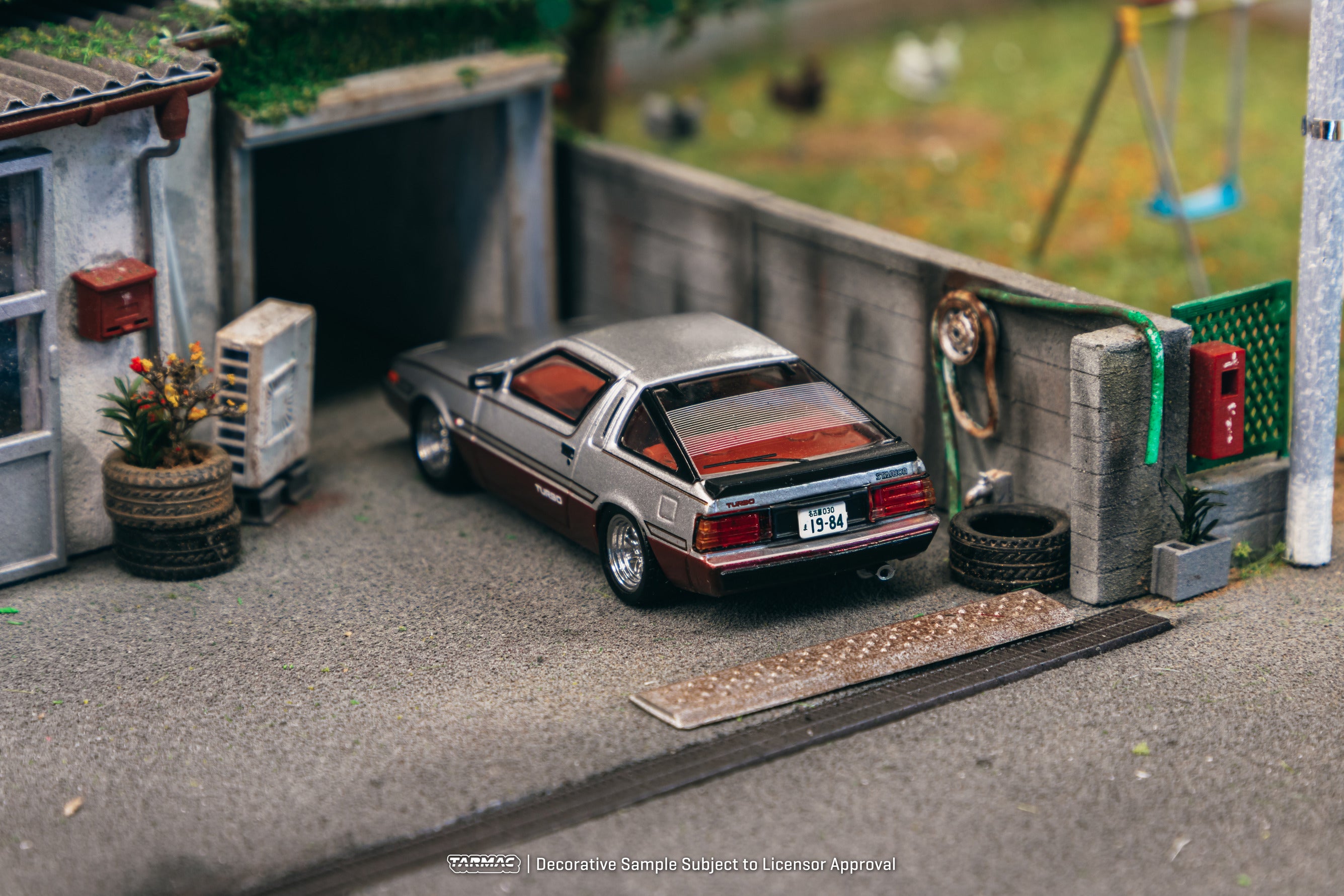 Tarmac Works 1:64 Mitsubishi Starion Silver / Dark Red T64R