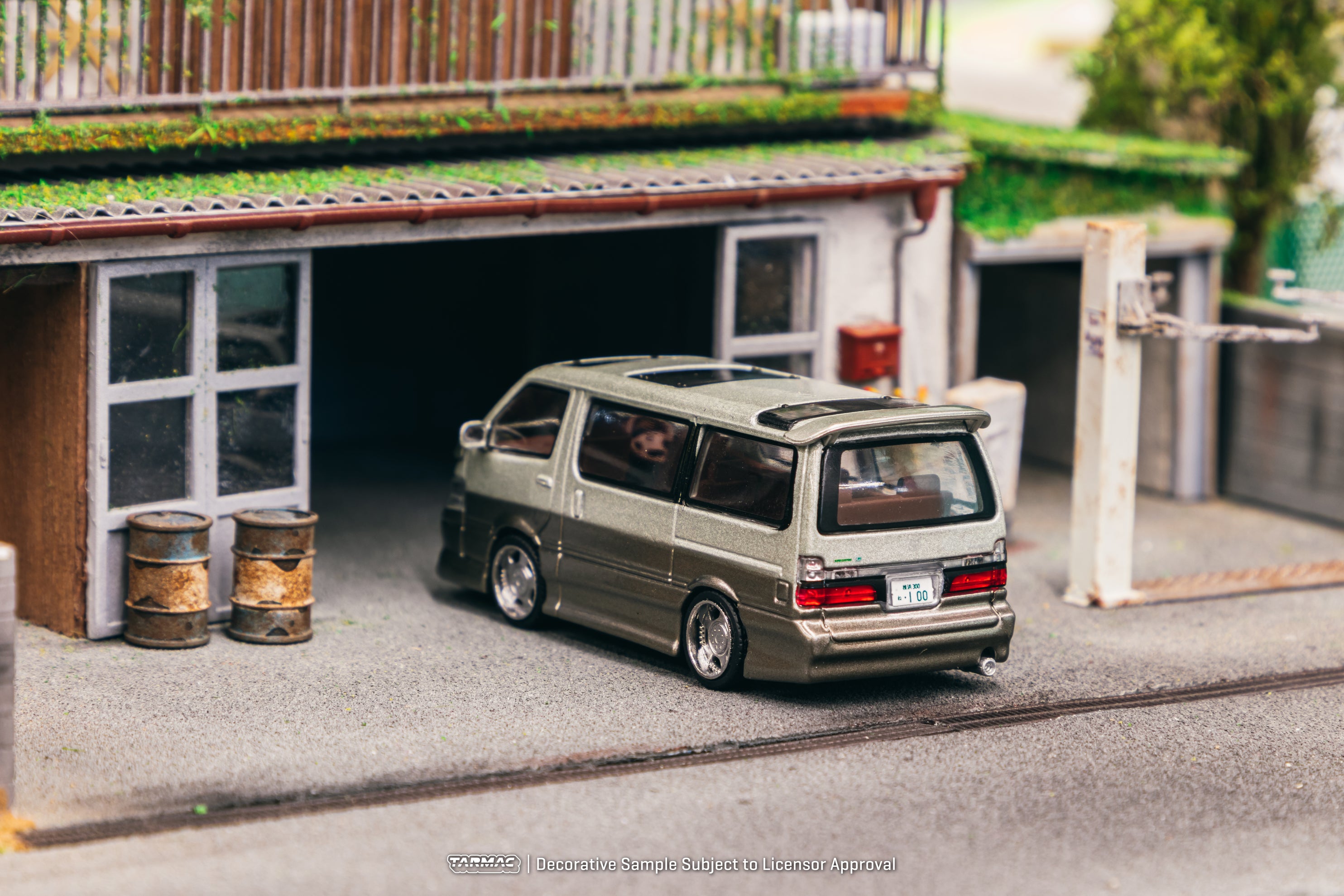 Tarmac Works 1:64 Toyota Hiace Wagon Custom Silver / Brown