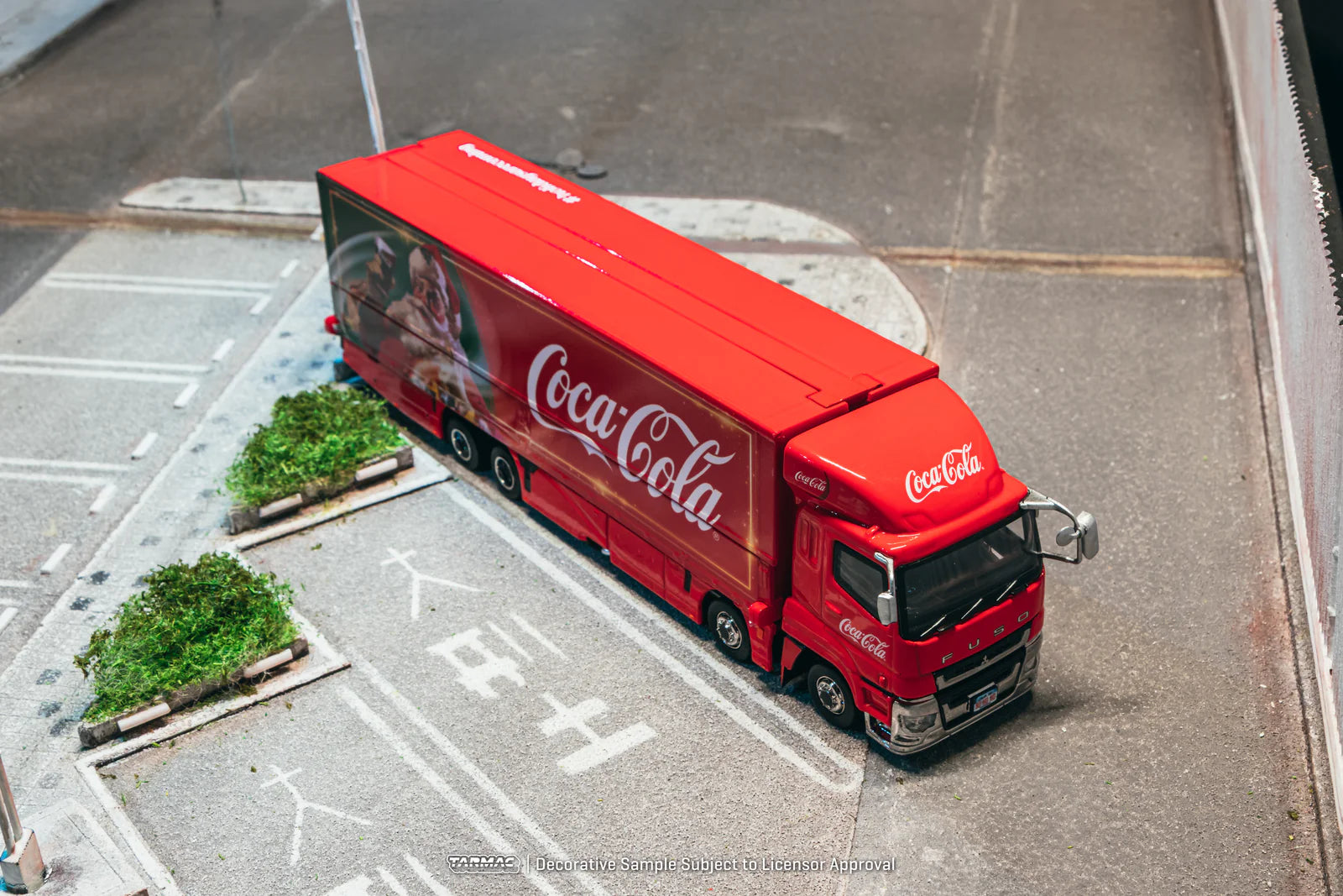 Tarmac Works 1:64 Mitsubishi Fuso Super Great Coca-Cola Santa Tarmac Works 1:64 Mitsubishi Fuso Super Great Coca-Cola Santa