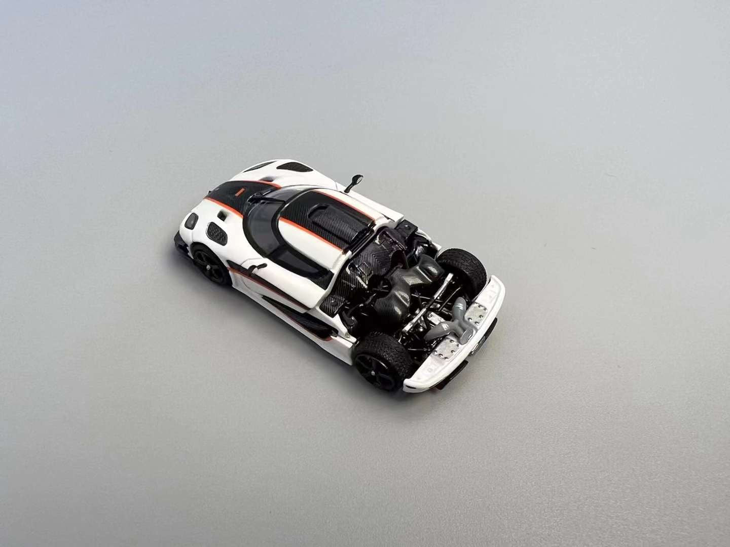 Flame 1:64 Koenigsegg One:1 White (Luminous Blue) – Horizon Diecast