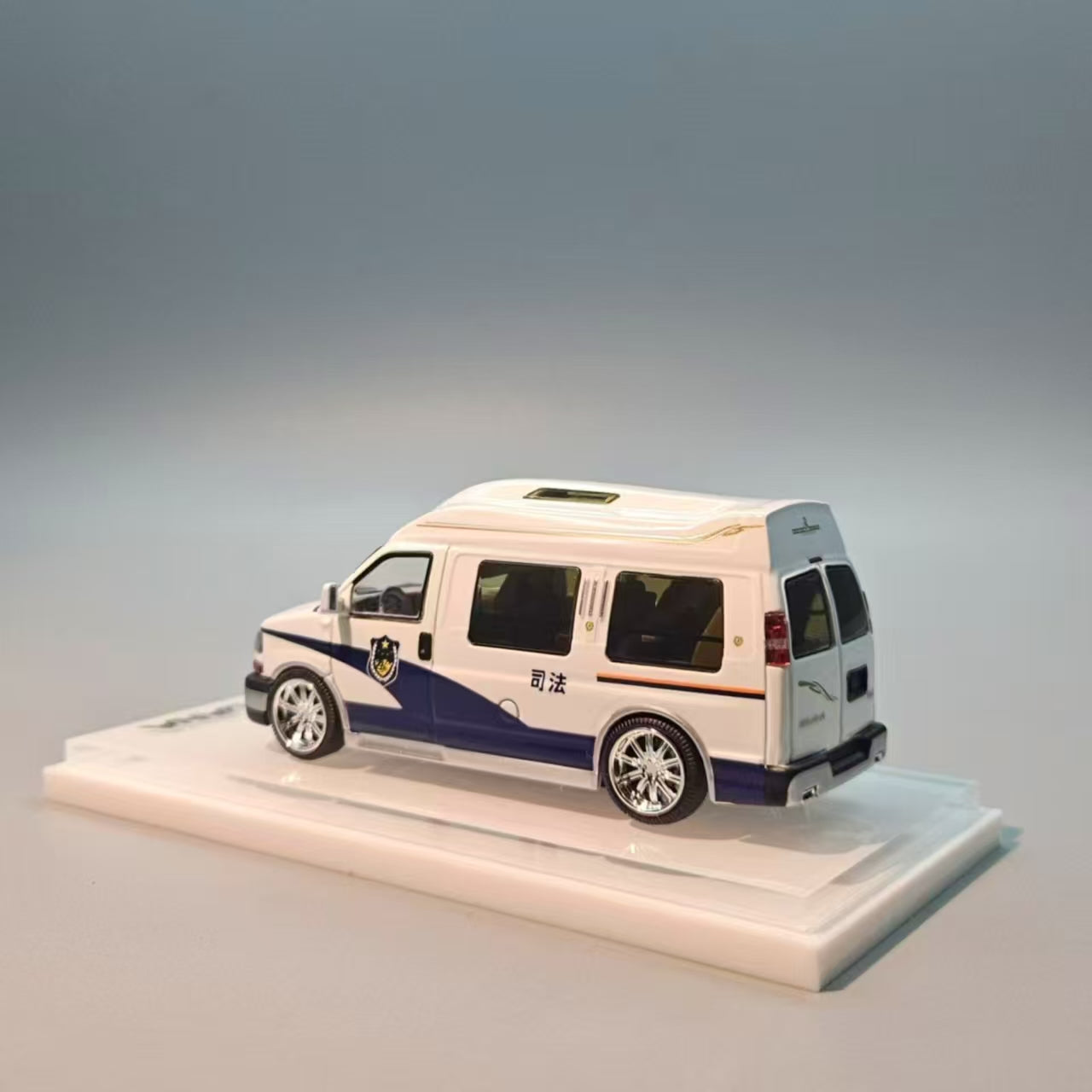 GOC X The Art of Model 1:64 GMC SAVANA Business RV Police Car