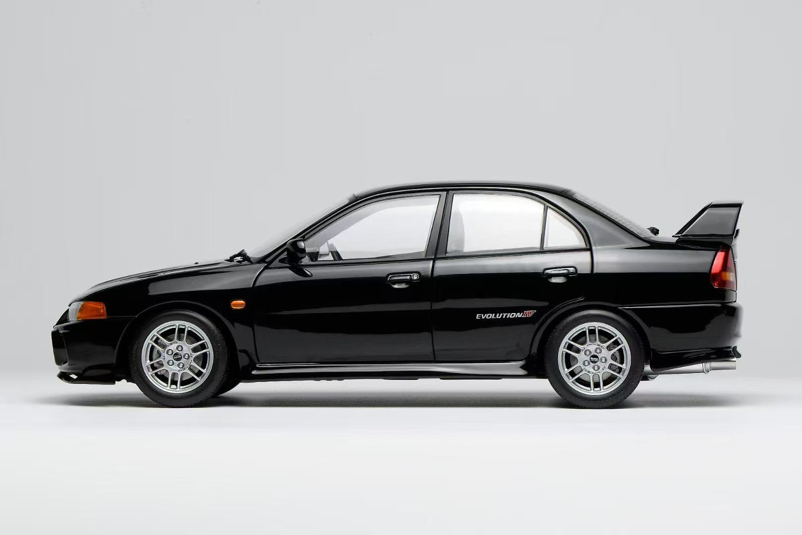 MOTORHELIX 1:18 Mitsubishi Lancer Evolution IV - Pirens