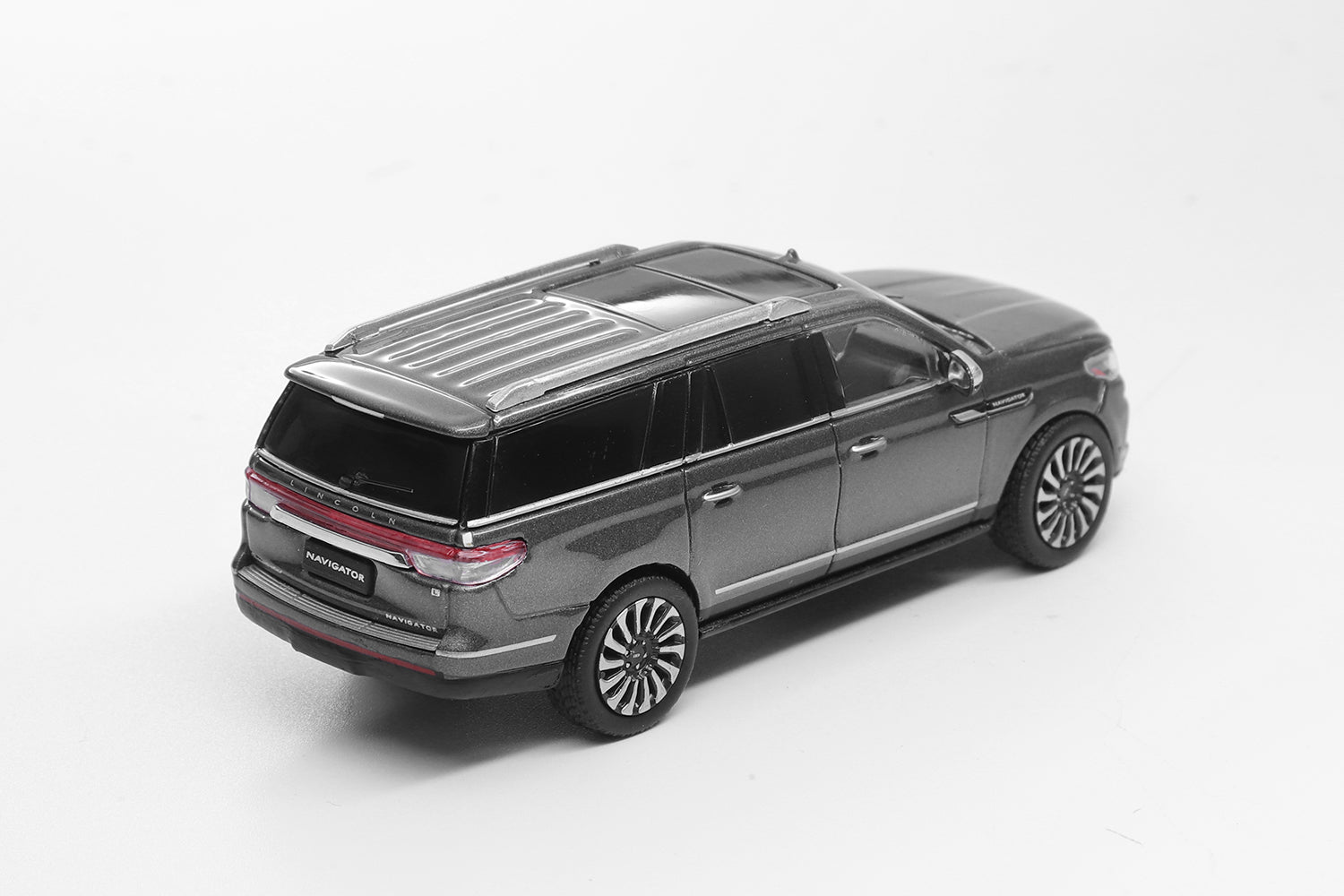 Shadow Pro 1:64 Lincoln Navigator (3 Colours) – Horizon Diecast