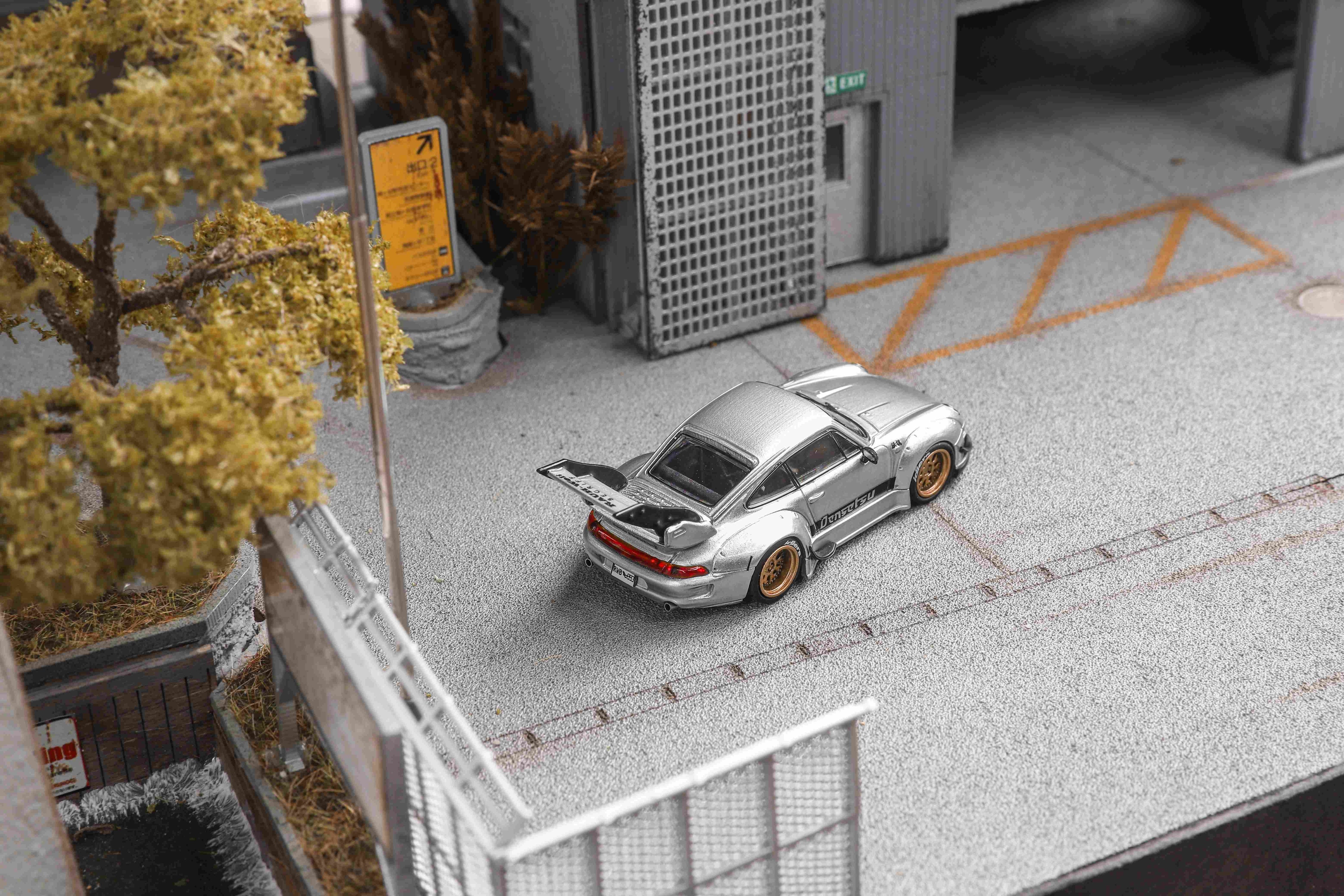Star Model 1:64 RWB 993 High Wing Black / Silver (2 Variant