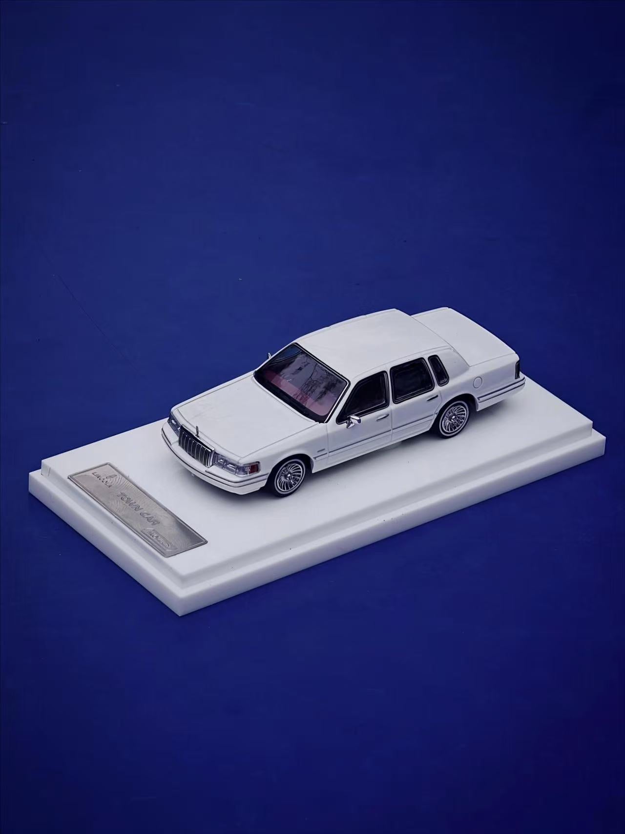MK Miniatures 1:64 Lincoln Town Car Pearl White – Horizon Diecast