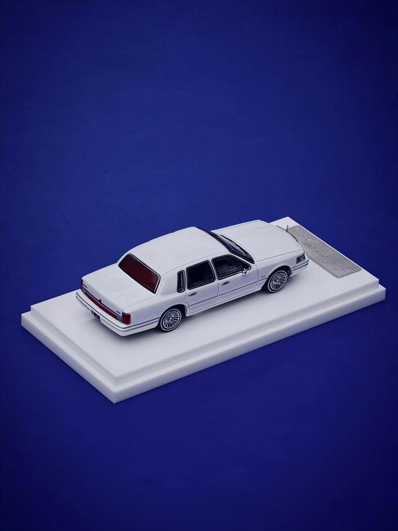MK Miniatures 1:64 Lincoln Town Car Pearl White – Horizon Diecast