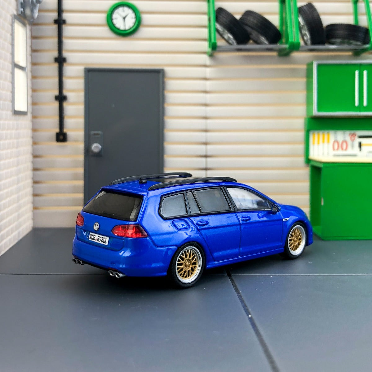 Zoom 1:64 Volkswagen Golf Mk7 with accessories (3 Colors