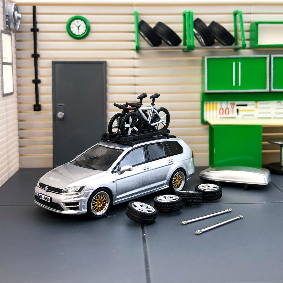 Zoom 1:64 Volkswagen Golf Mk7 with accessories (3 Colors