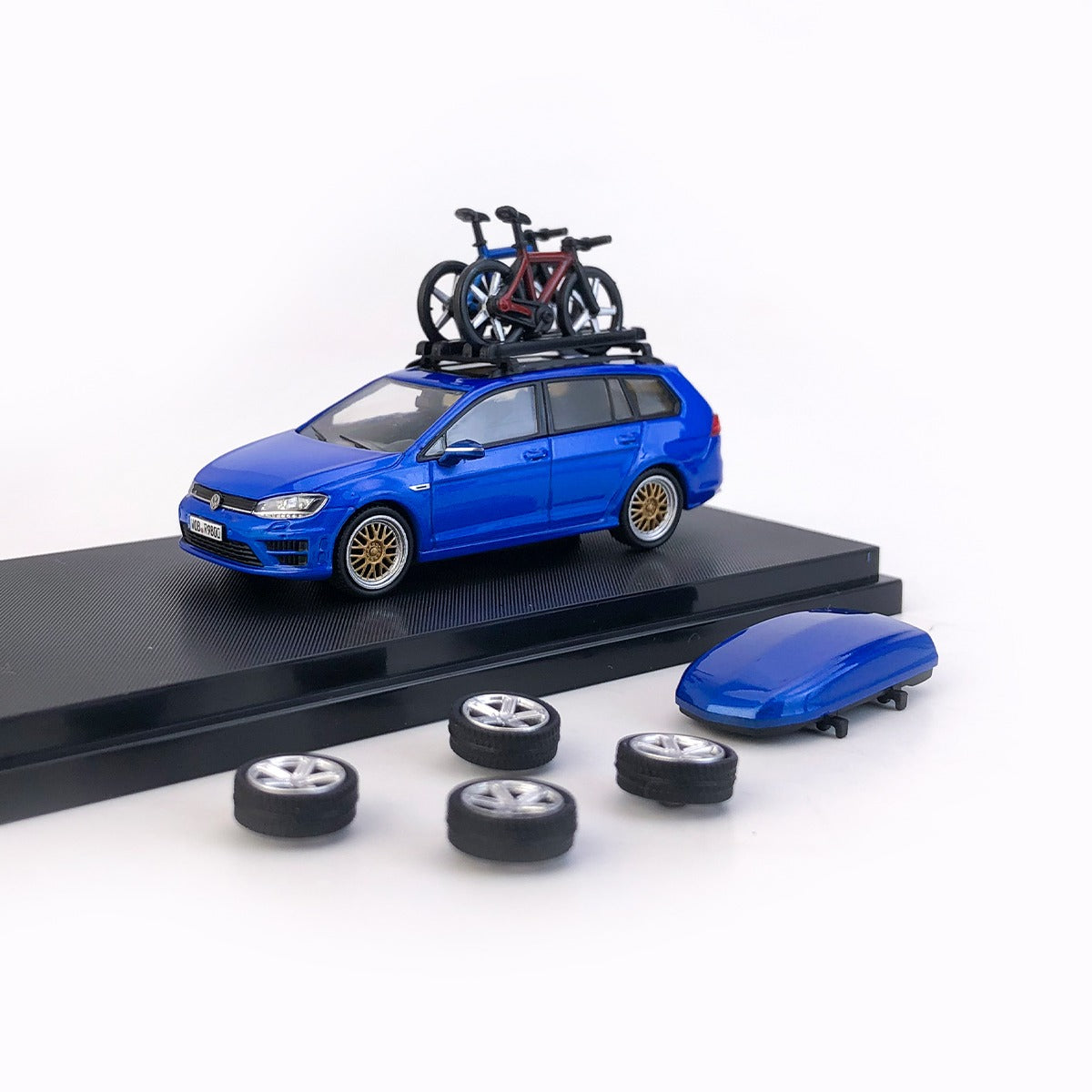 Zoom 1:64 Volkswagen Golf Mk7 with accessories (3 Colors