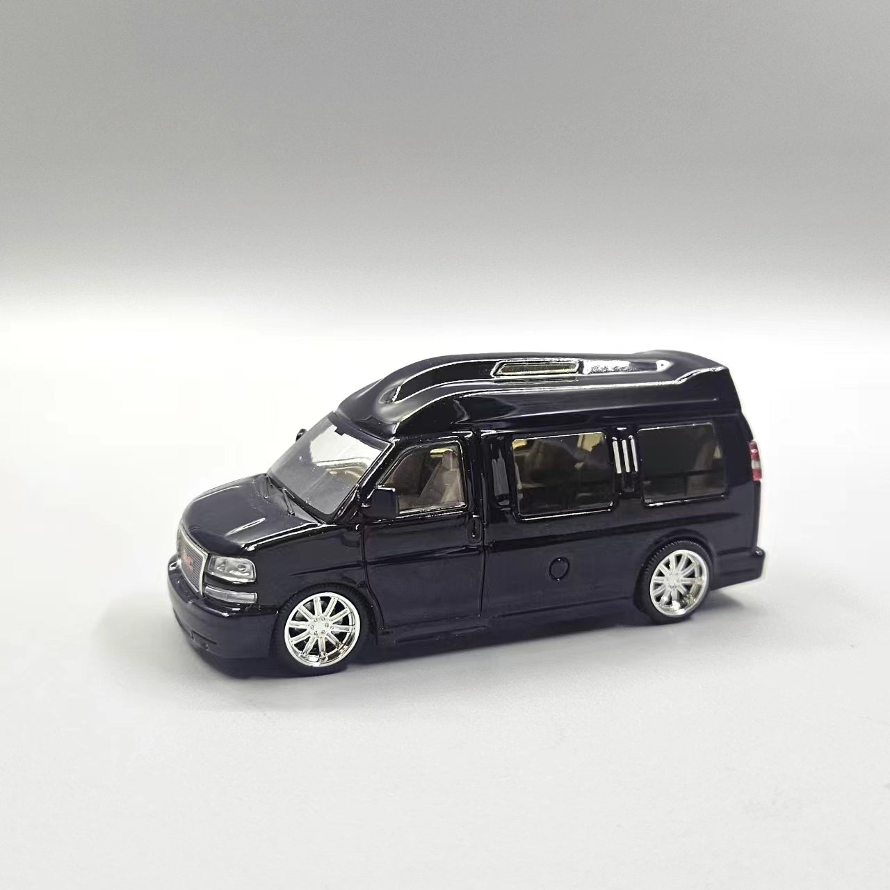 GOC 1:64 GMC Savana- Black – Horizon Diecast