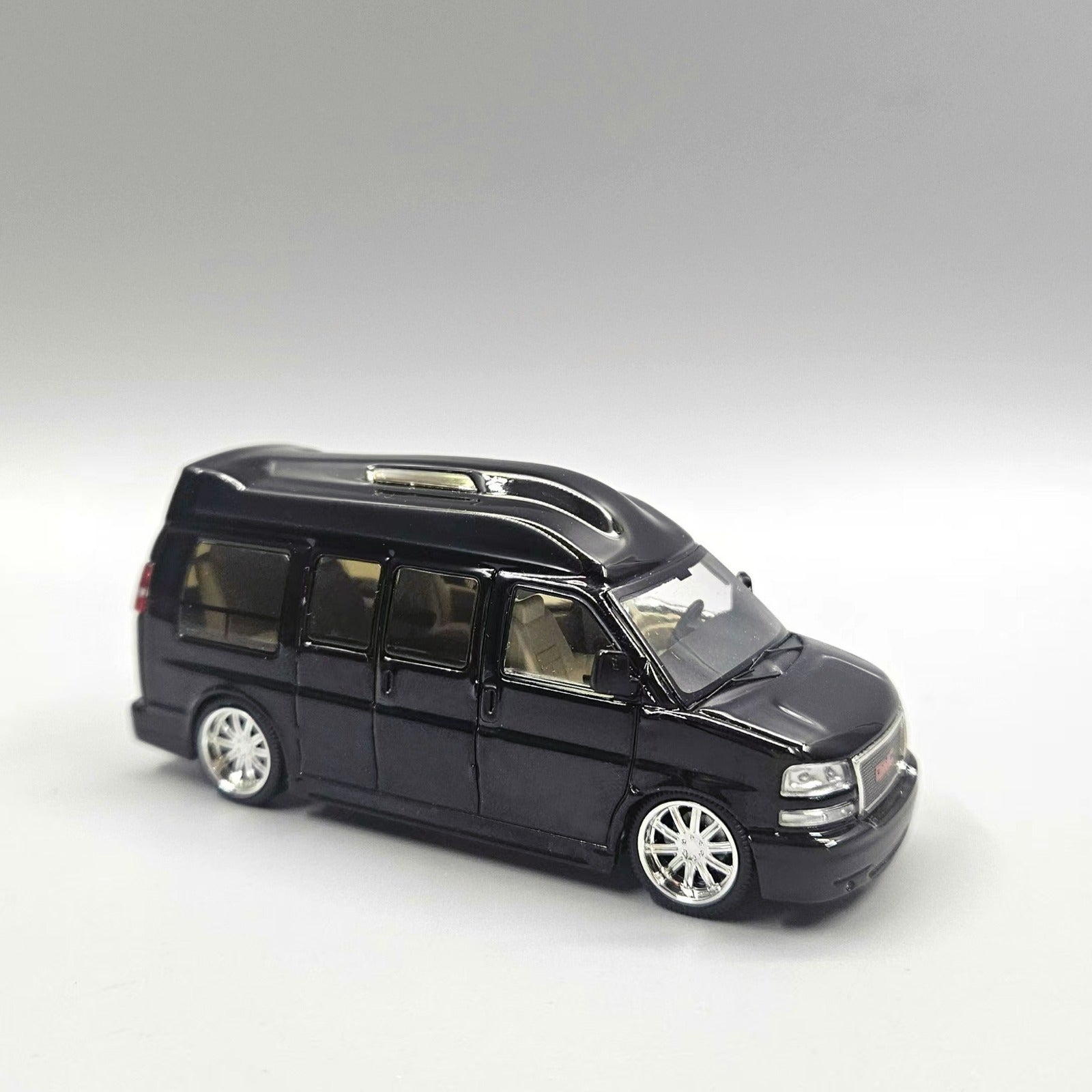 GOC 1:64 GMC Savana- Black – Horizon Diecast