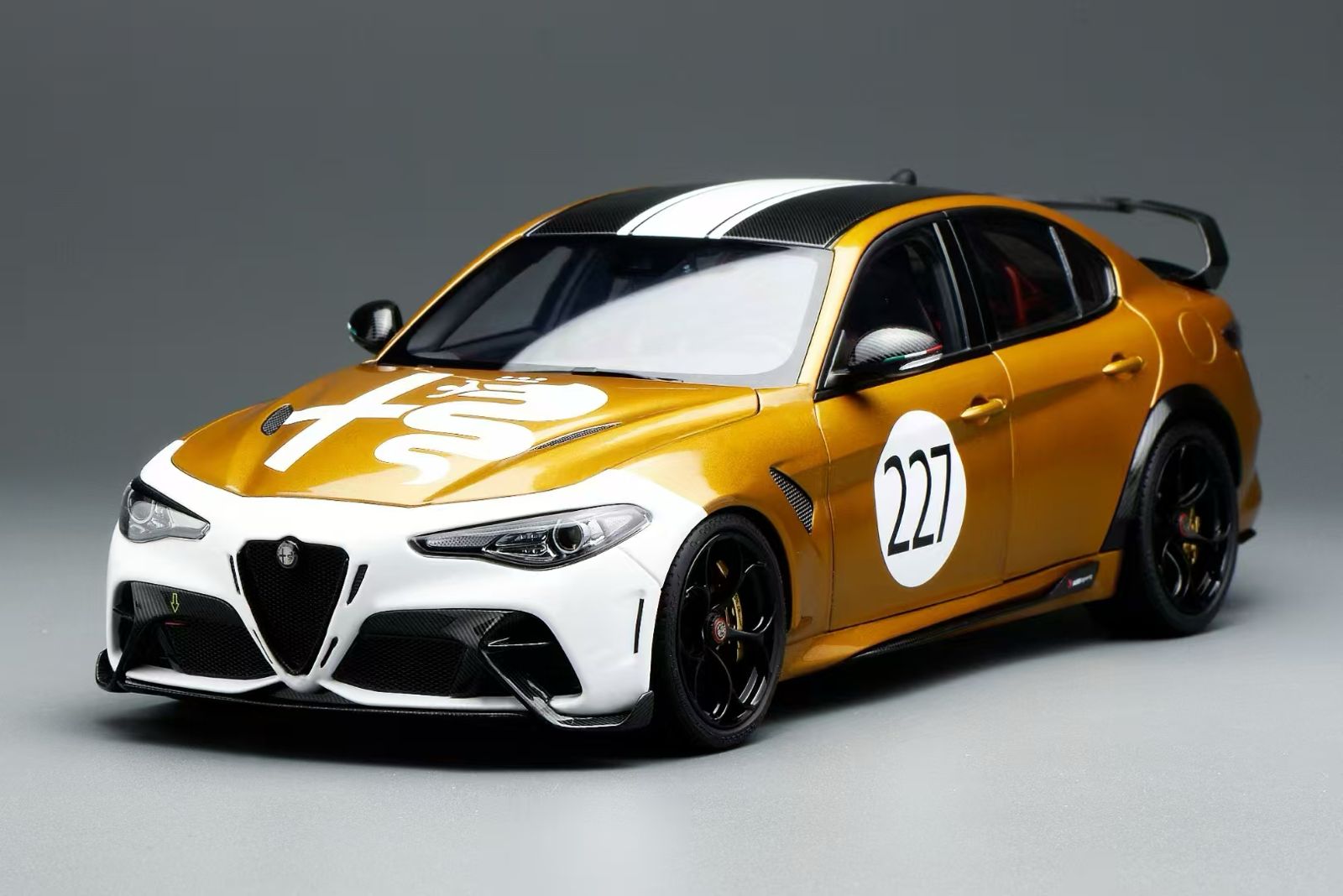 Preorder] MOTORHELIX 1:18 Alfa Romeo Giulia GTA/ GTAm (2 colors