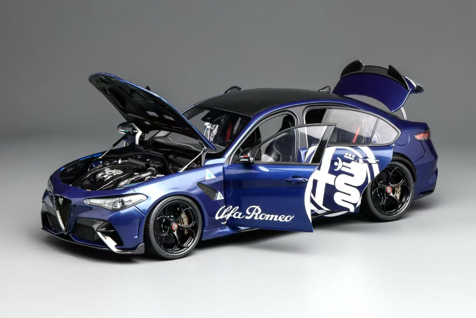 BBR 1/18 アルファロメオ Giulia GTAm BBR 1/18 Alfa Romeo Giulia GTAM Verde Montreal silver brakes