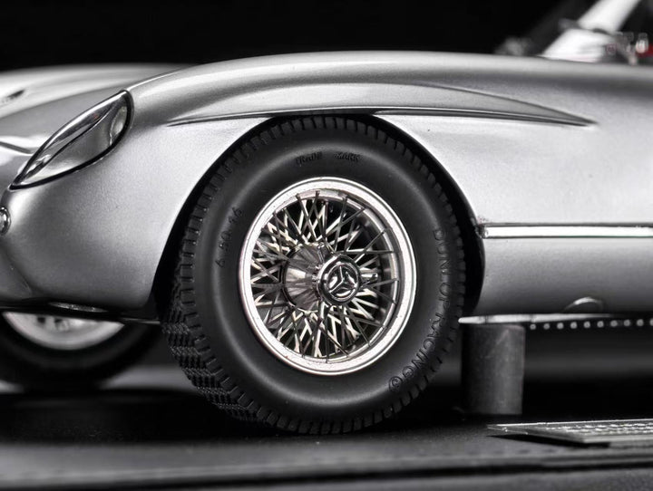 [Preorder] V8 Model 1:18 Mercedes Benz 300SLR (2 Colours)