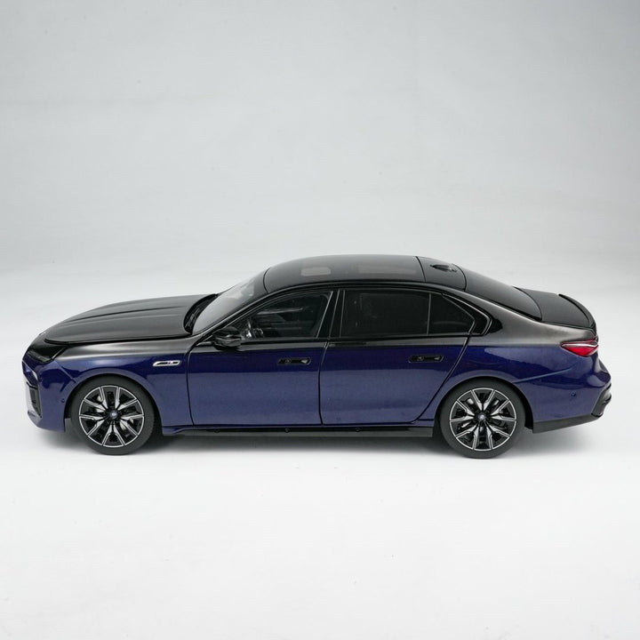 MINICHAMPS 1:18 BMW i7 M70 (G70) – 2024 BLUE METALLIC/BLACK METALLIC 110023701