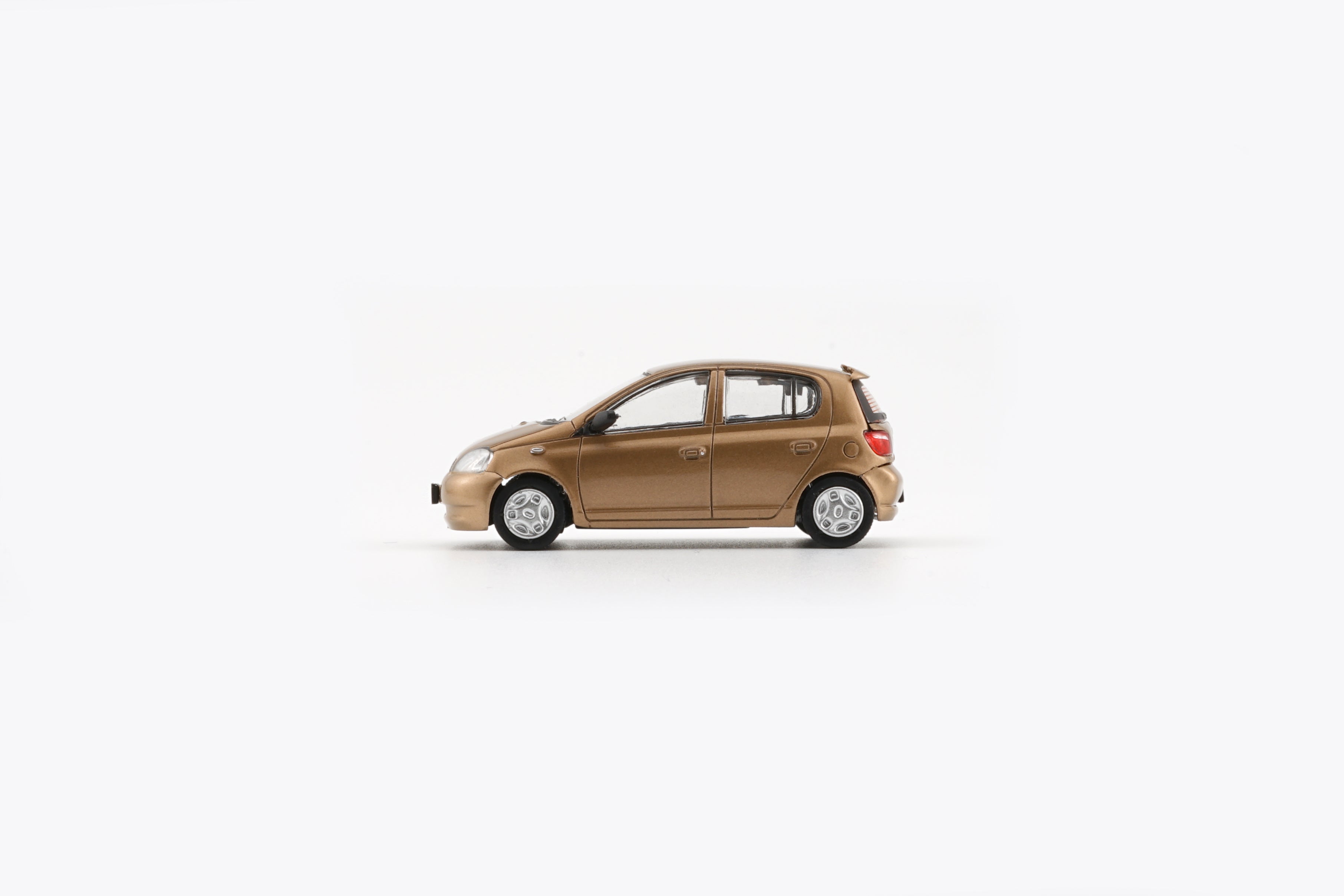 BM Creation 1:64 Toyota 1998 Echo / Vitz 5 Doors - Golden 64B0369
