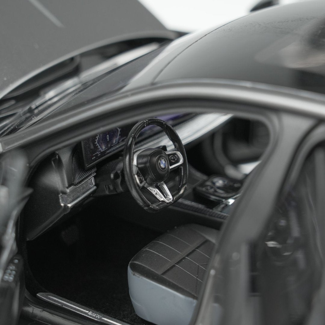 MINICHAMPS 1:18 BMW i7 M70 (G70) – 2024 GREY METALLIC 110023700