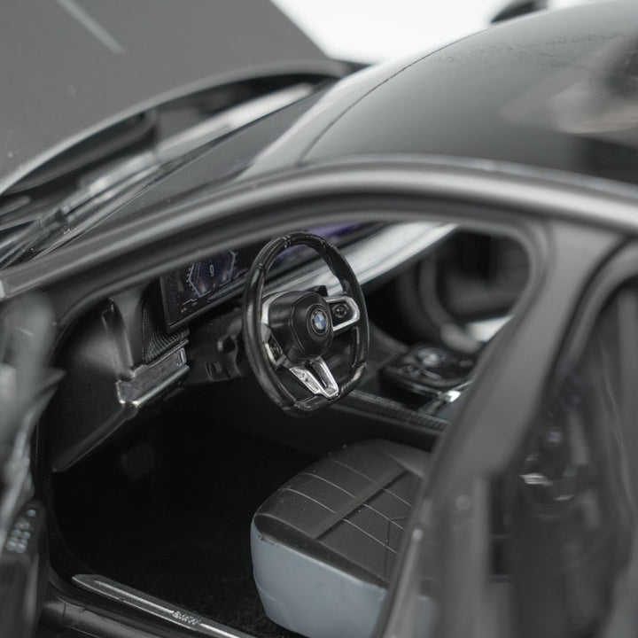 MINICHAMPS 1:18 BMW i7 M70 (G70) – 2024 GREY METALLIC 110023700