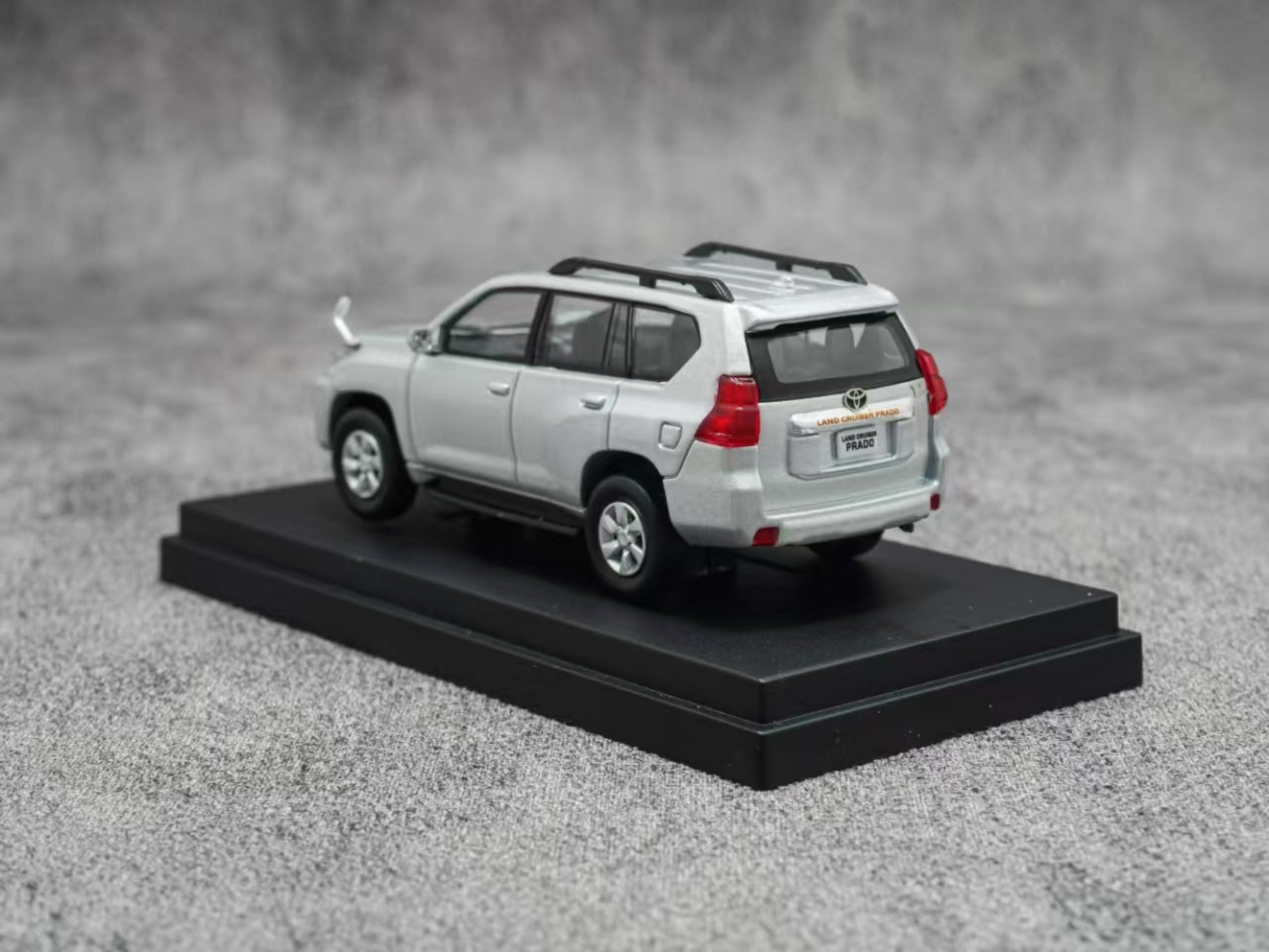 Ebbro Model 1:64 Toyota Prado - Sliver – Horizon Diecast