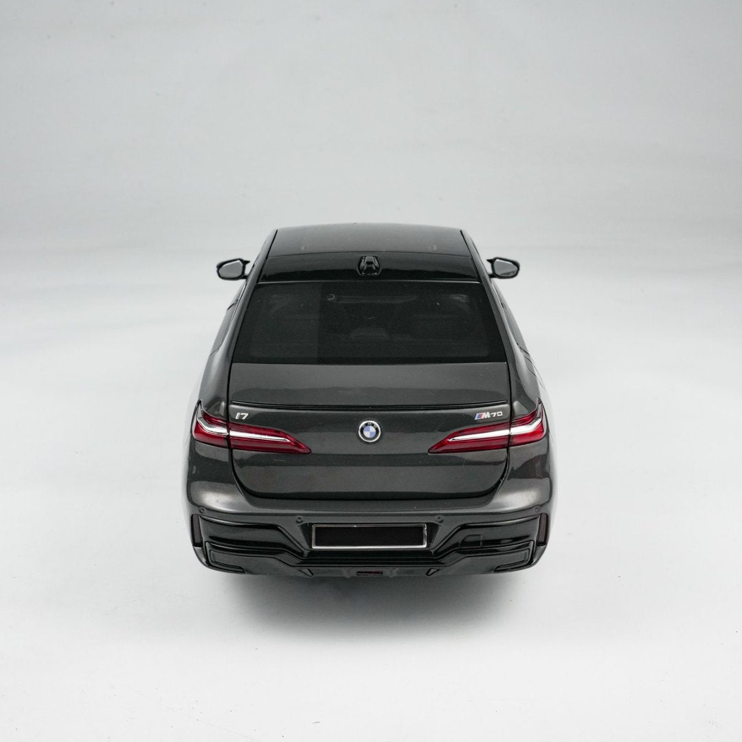 MINICHAMPS 1:18 BMW i7 M70 (G70) – 2024 GREY METALLIC 110023700