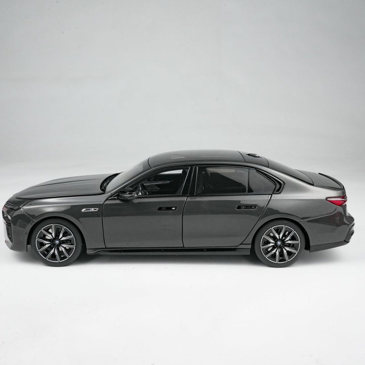 MINICHAMPS 1:18 BMW i7 M70 (G70) – 2024 GREY METALLIC 110023700