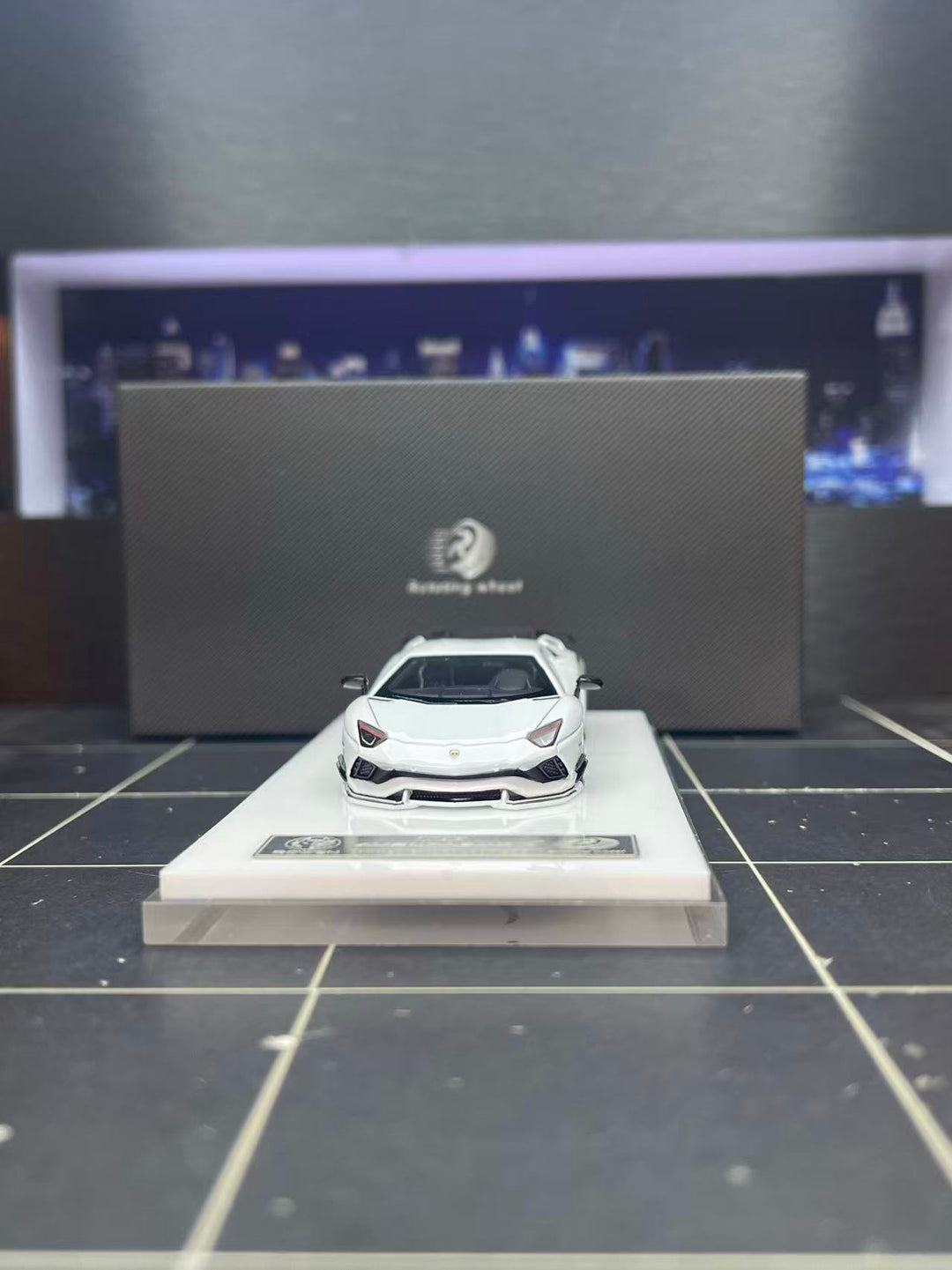[Preorder] Rotating Wheel 1:64 Lamborghini Rowen Aventador S White