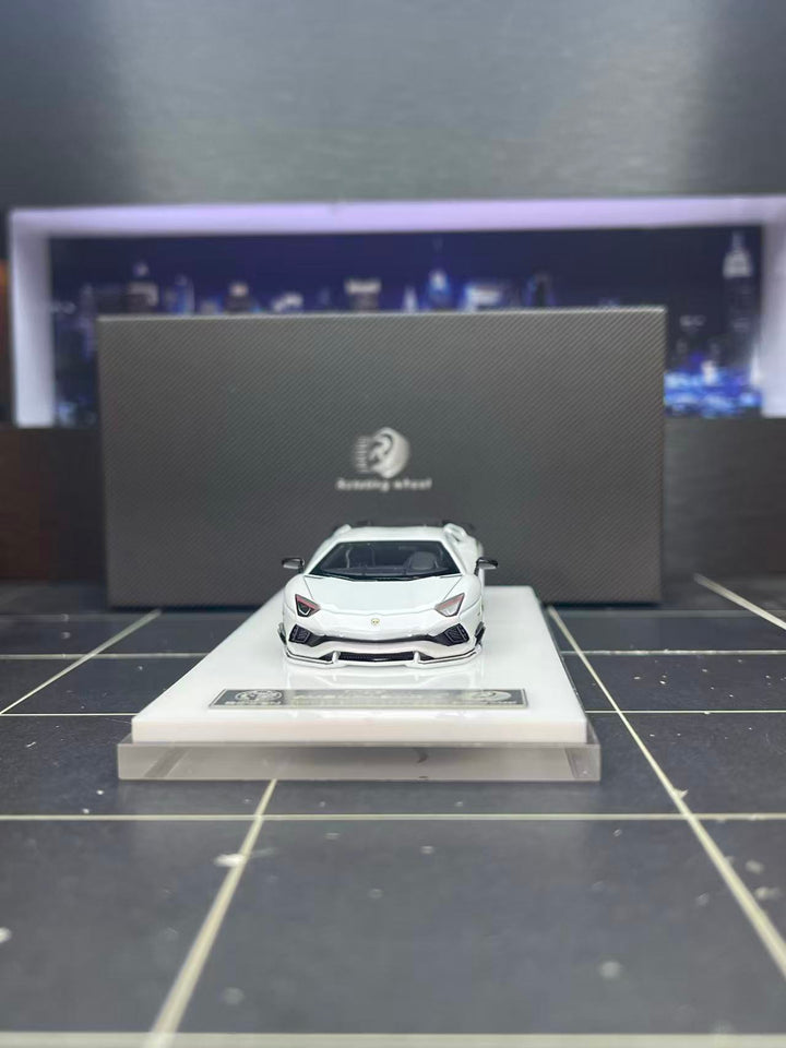 [Preorder] Rotating Wheel 1:64 Lamborghini Rowen Aventador S White