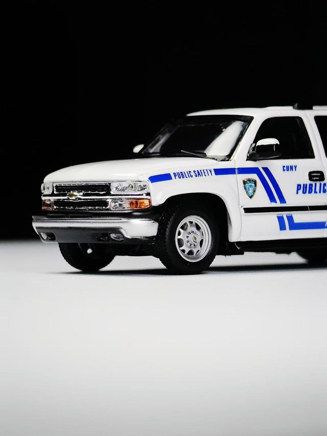 [Preorder] MK Miniatures 1:64 2003 Chevrolet Suburban Campus Police PUBLIC SAFETY EMERGENCY SERVICE MK2401-05-A1