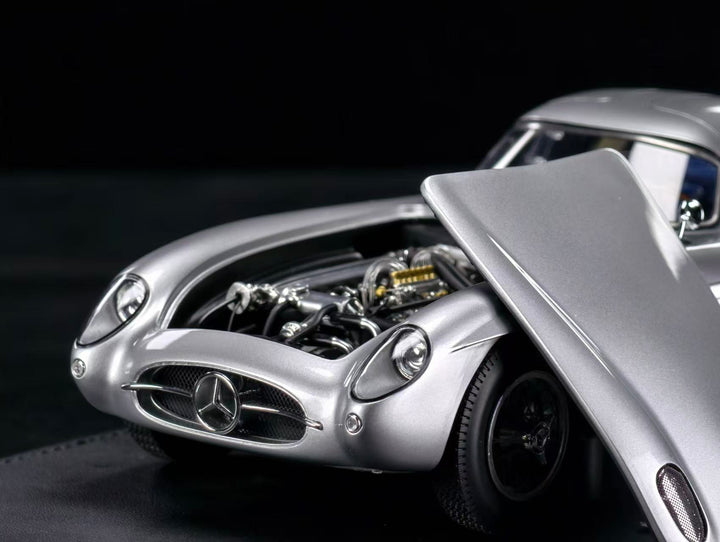[Preorder] V8 Model 1:18 Mercedes Benz 300SLR (2 Colours)