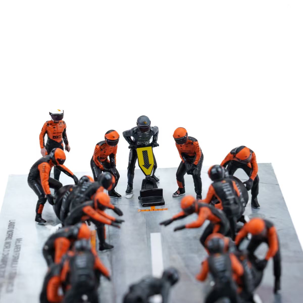 MINICHAMPS BRUMM IXO ミニカー 4台セット Preorder] Minichamps 1:64 Pit Stop Diorama McLAREN MCL39 2025