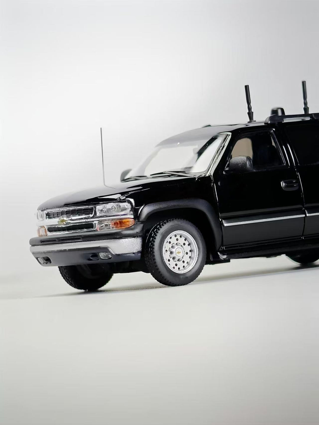 [Preorder] MK Miniatures 1:64 2003 Chevrolet Suburban CIA Signal Jamming Vehicle Black MK2401-03-A1