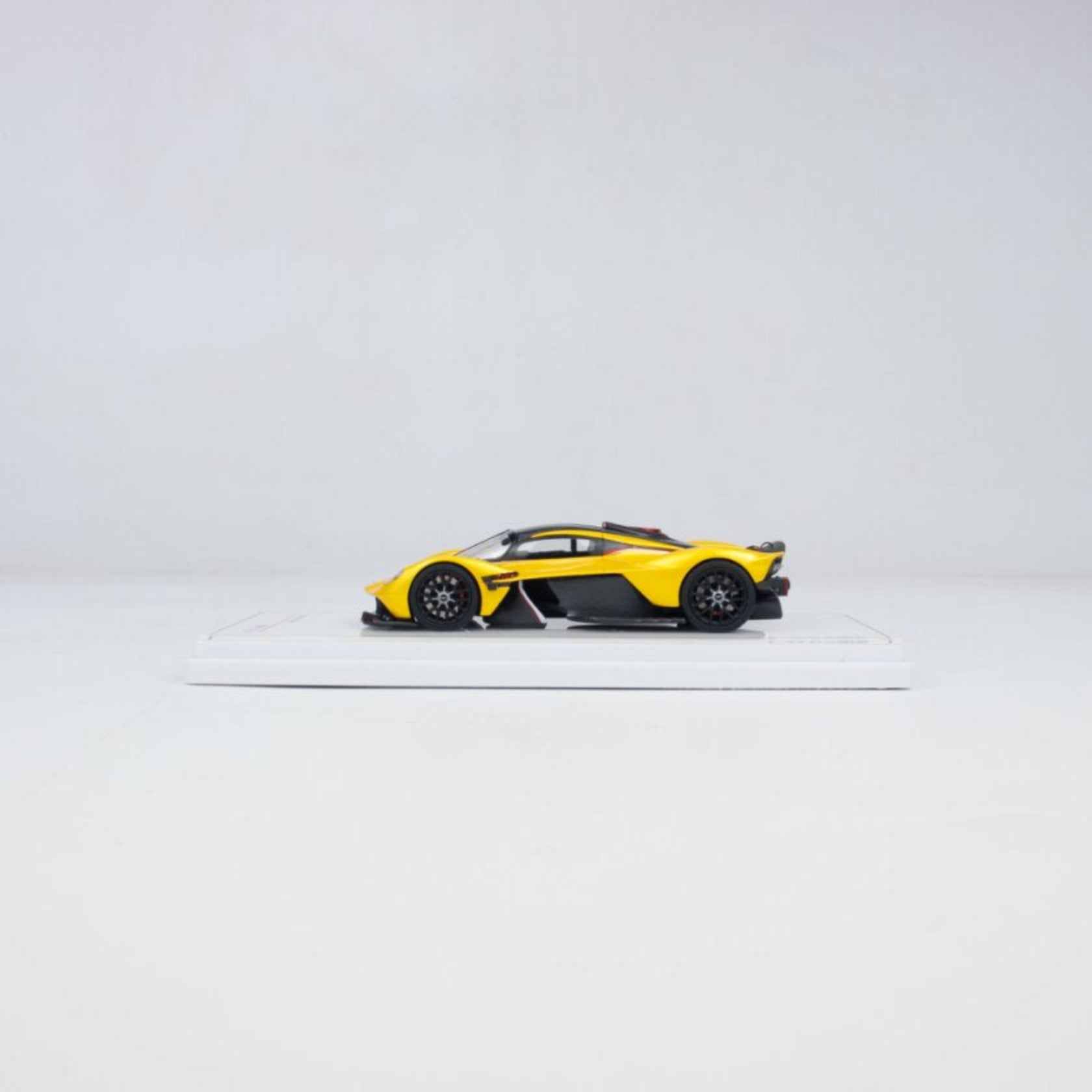 TSM 1:43 Aston Martin Valkyrie Sunburst Yellow TSM430773 – Horizon