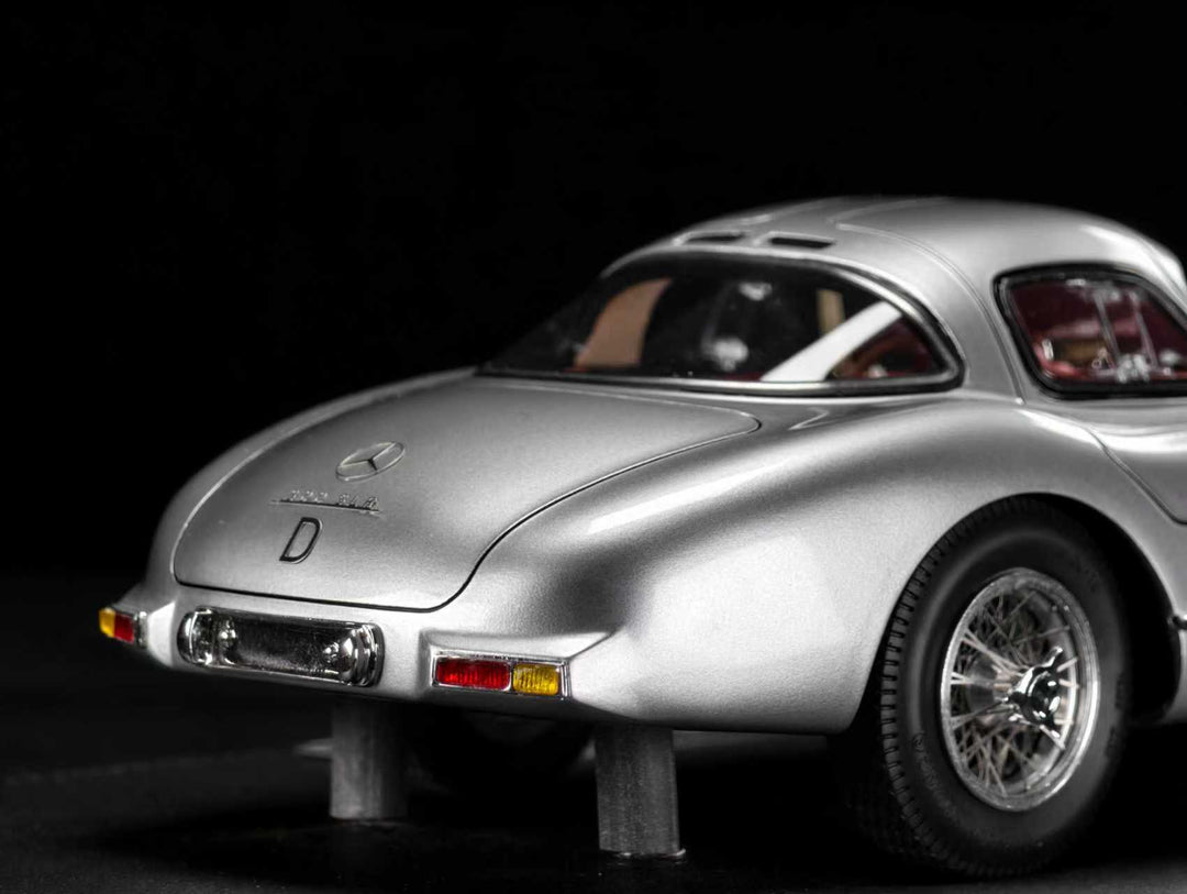 [Preorder] V8 Model 1:18 Mercedes Benz 300SLR (2 Colours)