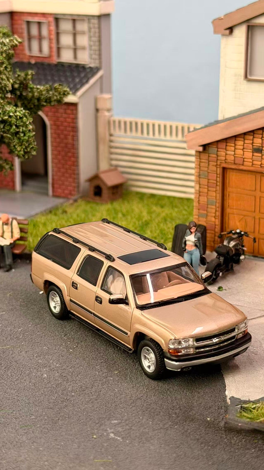 [Preorder] MK Miniatures 1:64 2003 Chevrolet Suburban Vintage Light Gold MK2401-04-A1