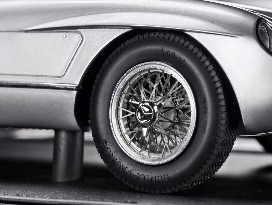 [Preorder] V8 Model 1:18 Mercedes Benz 300SLR (2 Colours)