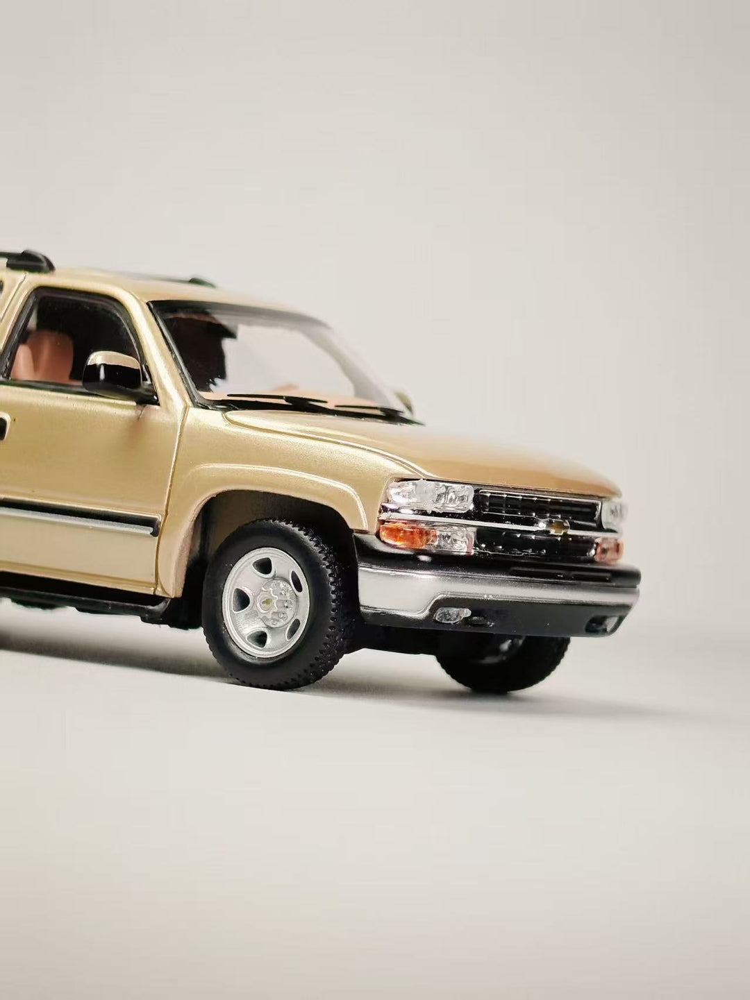 [Preorder] MK Miniatures 1:64 2003 Chevrolet Suburban Vintage Light Gold MK2401-04-A1