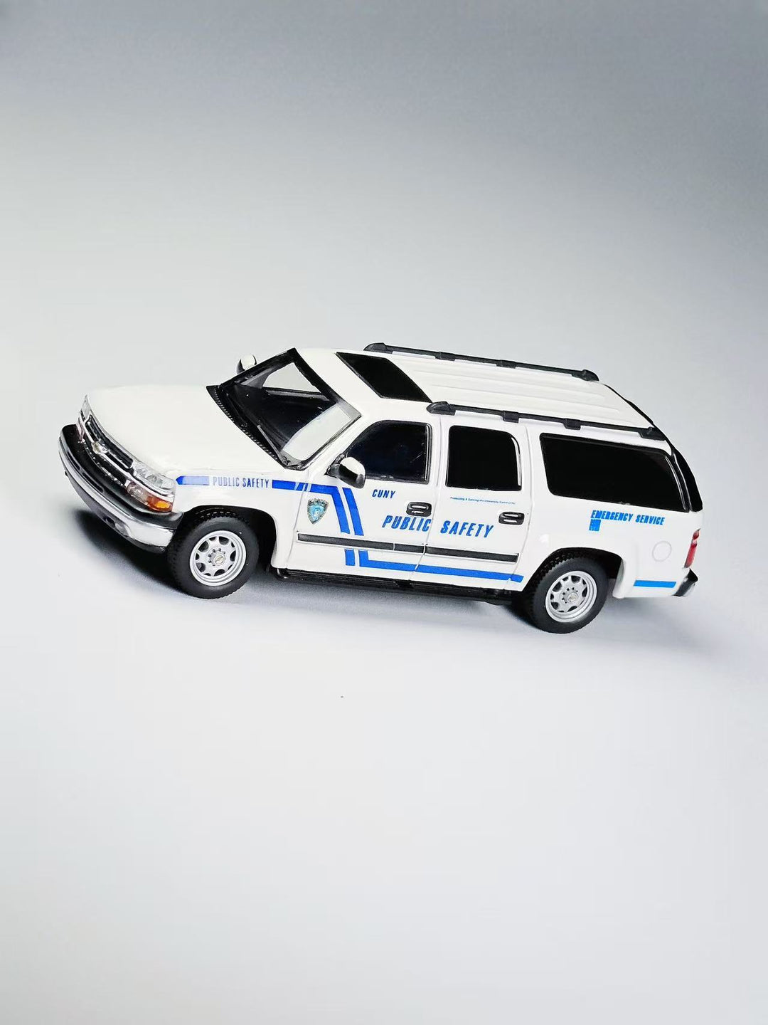 [Preorder] MK Miniatures 1:64 2003 Chevrolet Suburban Campus Police PUBLIC SAFETY EMERGENCY SERVICE MK2401-05-A1